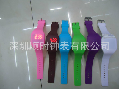 新款觸摸屏電子手表 深圳順時鐘表引領電子鐘表批發新風尚